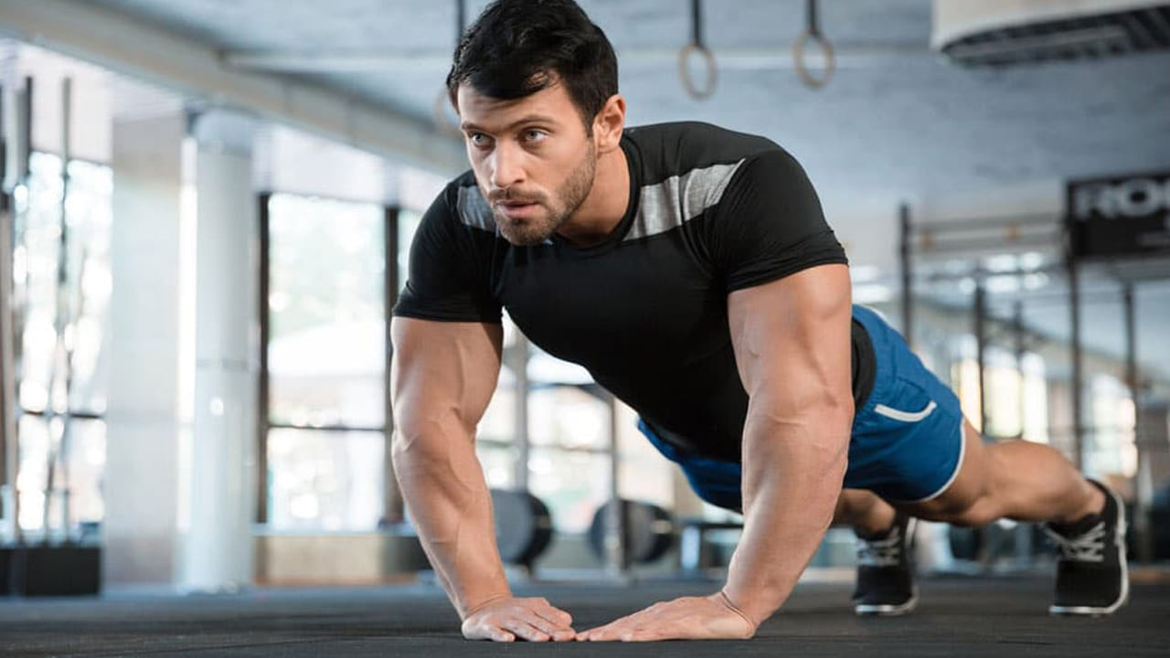 తమ కుటుంబ సభ్యు్ల్లో ఎవరికైనా గుండెపోటు వచ్చినా లేక గుండె జబ్బు ముప్పు పొంచి ఉంటే వ్యాయామాలు చేయడానికి ముందే గుండె వైద్యులను సంప్రదించి పరీక్షలు చేయించుకోవడం మంచిది. అలాగే ఒంట్లో నీటి శాతం కూడా తగ్గకుండా చూసుకోవాలి. 