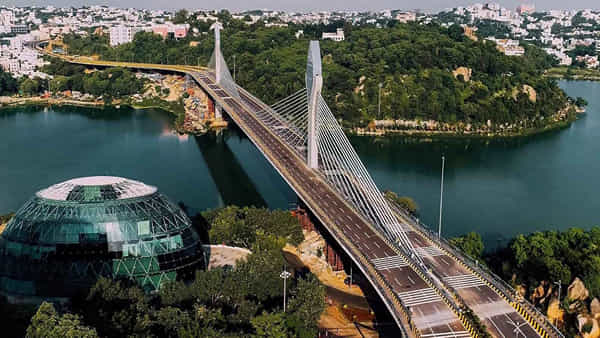 Hyderabad: పోలీసులకు తలనొప్పిగా మారిన కేబుల్ బ్రిడ్జి.. ఏం చేయాలా అని తలలు పట్టుకుంటున్న అధికారులు