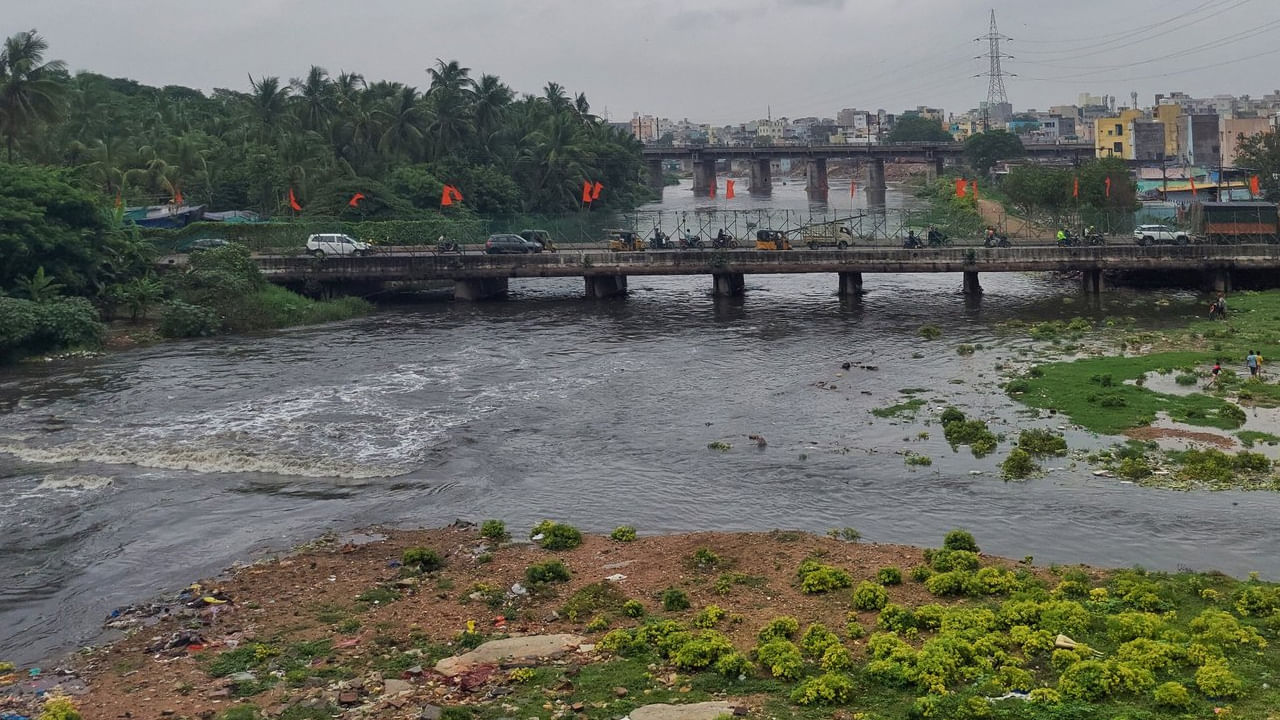 ఐదు రోజుల నుంచి ఎడతెరిపి లేకుండా వర్షాలు కురుస్తుండటం, జలశయాలకు వరదలు పొటెత్తడంతో ఫ్రెండ్స్ ఆఫ్ స్నేక్స్ సొసైటీ (FoSS) ఫోన్ల తాకిడి పెరిగింది. తమ నివాస ప్రాంతాల్లోకి పాములు వచ్చాయని.. వాటిని రెస్క్యూ చేయాలంటూ ప్రజలు ఫోన్ ల మీద ఫోన్లు చేస్తున్నారు. వరద నీటిలో కొట్టుకొస్తున్న ప్రమాదకరైన నాగుపాములు, ఇతర విషపూరితమైన పాములు అపార్ట్‌మెంట్లు, భవనాలు, వ్యాపార సముదాయాల్లోకి పాములు చేరుతున్నాయని FoSS ప్రధాన కార్యదర్శి అవినాష్ విశ్వనాథన్ పేర్కొన్నారు. 