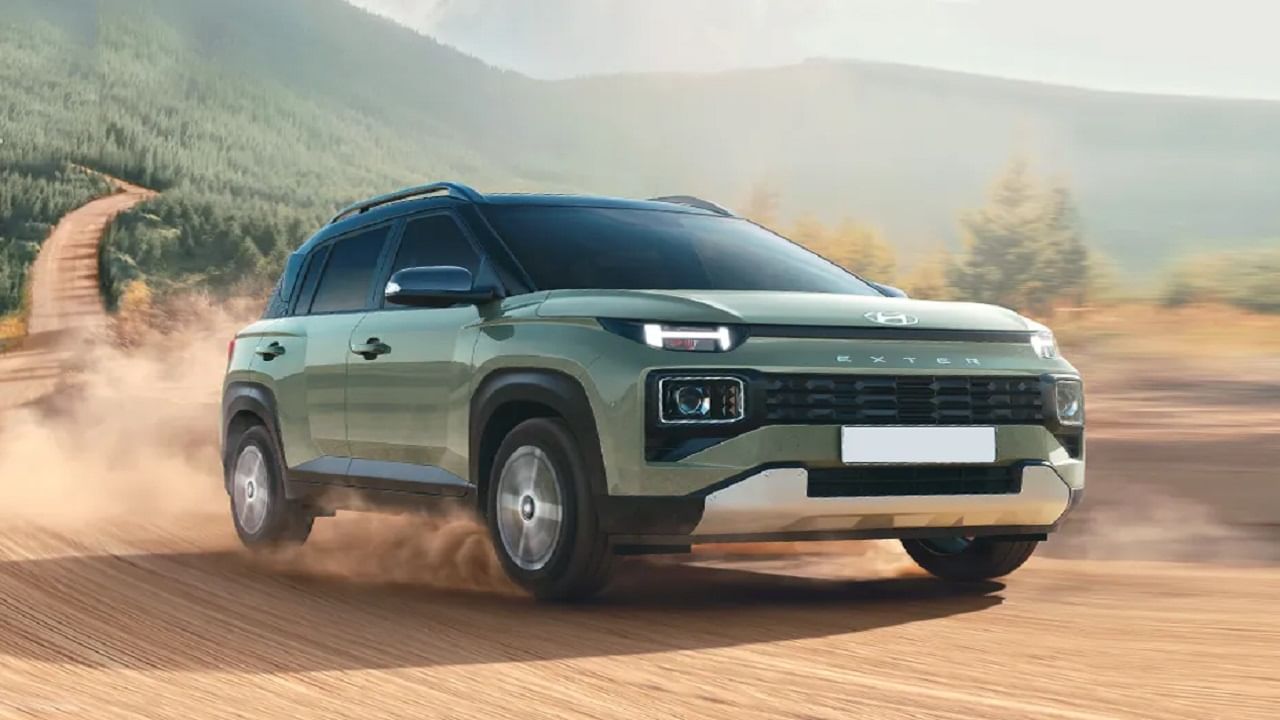 రూ.5,99,999 ధరలో లభ్యమయ్యే హ్యుందాయ​ ఎక్స్టర్‌ కారు అధునాతన ఫీచర్లతో ఆకర్షణీయంగా ఉంటుంది. హ్యుందాయ్‌ ఎక్స్టర్‌ పెట్రోల్ ఇంజిన్, సీఎన్‌జీ ఇంజిన్ వేరియంట్స్‌లో అందుబాటులో ఉంటుంది. ఈ కారు ఇంజిన్ 1197 సీసీతో వస్తుంది. అలాగే సీఎన్‌జీ ఇంజిన్ 1197 సీసీతో వస్తుంది. ఈ కారులో కూడా ఐదుగురు ప్రయాణించవచ్చు. అలాగే ఈ కారు మాన్యువల్, ఆటోమేటిక్ ట్రాన్స్‌మిషన్‌తో లభిస్తుంది. అలాగే ఈ కారు లీటర్‌కు 19.2 కిలో మీటర్ల మైలేజ్‌ ఇస్తుంది.
