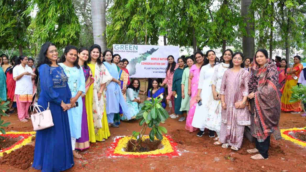 మేమేం తక్కువ అంటూ ముందుకొచ్చిన ఐఏఎస్‌ల సతీమణులు.. ఇంతకీ వారేం చేశారంటే..