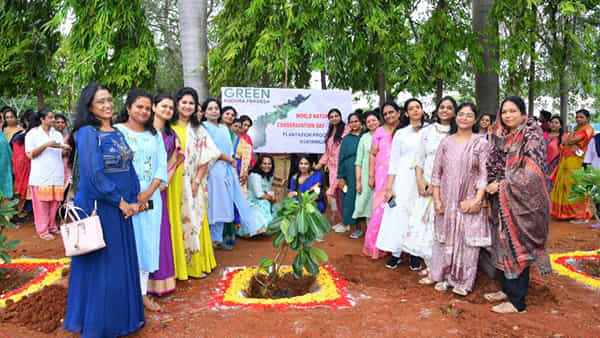 మేమేం తక్కువ అంటూ ముందుకొచ్చిన ఐఏఎస్ల సతీమణులు.. ఇంతకీ వారేం చేశారంటే..