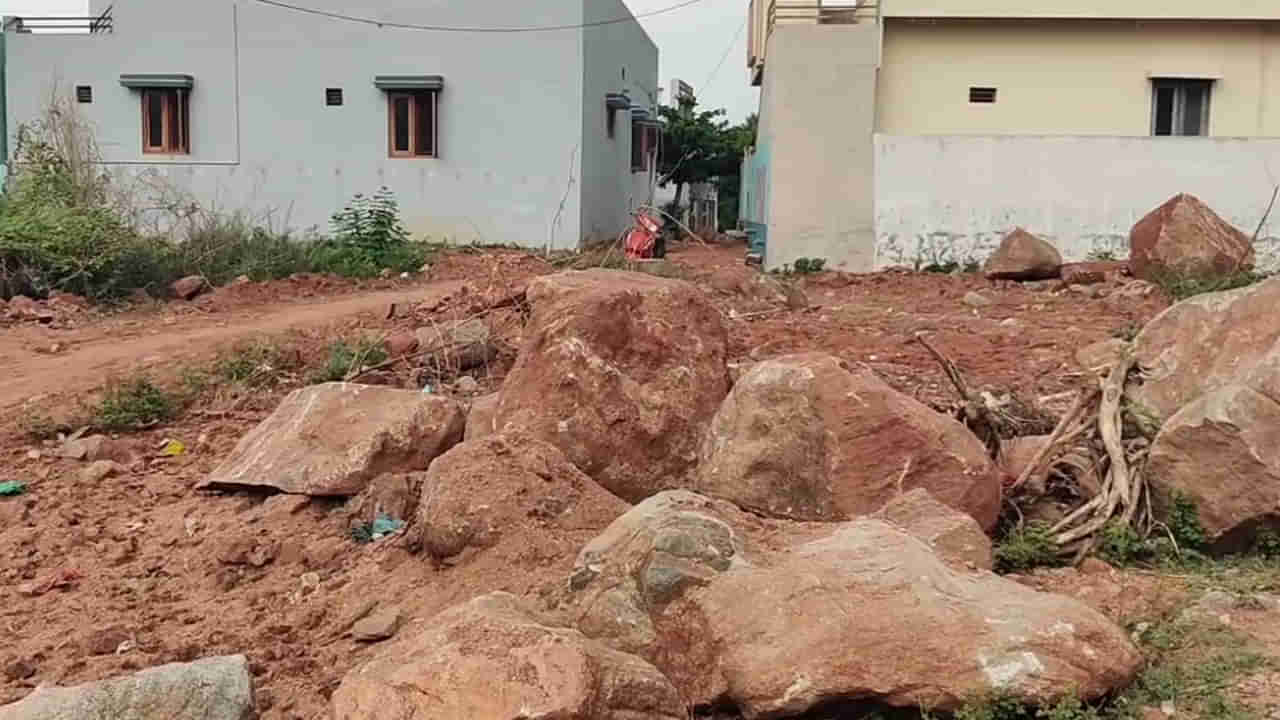 Andhra Pradesh: పైపు లైన్ కోసం గుంత తవ్వతుండగా కనిపించిన అద్భుతం.. ఊరు ఊరంతా తరలివచ్చిన వైనం..