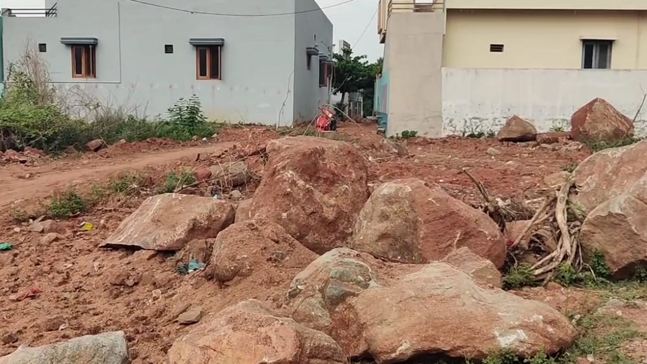 Andhra Pradesh: పైపు లైన్ కోసం గుంత తవ్వతుండగా కనిపించిన అద్భుతం.. ఊరు ఊరంతా తరలివచ్చిన వైనం..