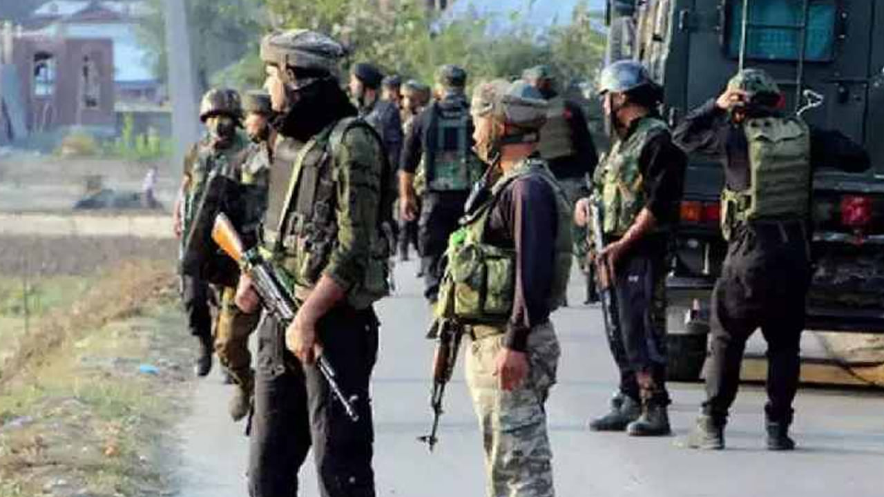 జమ్మూ కశ్మీర్‌లో భద్రతా దళాలు ఆపరేషన్ త్రినేత్ర-2 ను మొదలుపెట్టిన సంగతి తెలిసిందే. అయితే ఈ ఆపరేషన్ మంచి ఫలితాలను ఇస్తోంది. ఇప్పటివరకు ఈ ఆపరేషన్‌లో నలుగురు ఉగ్రవాదులను మట్టుబెట్టినట్లు అధికారులు వెల్లడించారు. సోమవారం రాత్రి 11.30 PM గంటలకు భద్రతా బలగాలు సింధార అనే ప్రాంతలో డ్రోన్లతో గస్తీ చేపట్టాయి. 