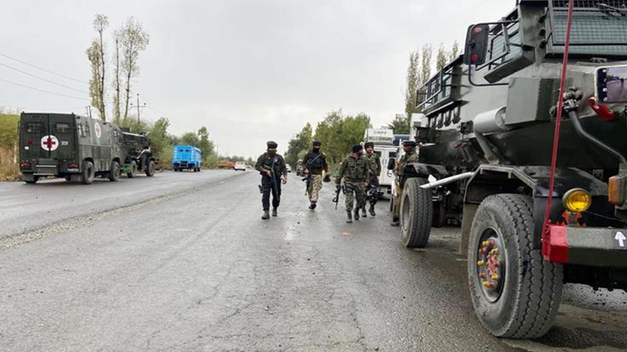 ఆ డ్రోన్లు ఉగ్రవాదుల కదలికలను గుర్తించాయి. ఇది చూసిన అధికారులు వెంటనే ముష్కరులపై కాల్పులు మొదలుపెట్టారు. మంగళవారం తెల్లవారుజాము వరకు ఈ కాల్పులు జరిగాయి. ఈ ఆపరేషన్లో ఇండియన్ ఆర్మీ ప్రత్యేక దళాలు, రాష్ట్రీయ రైఫిల్స్ అలాగే జమ్మూ కశ్మీర్ పోలీసులు సైతం పాల్గొ్న్నారు.