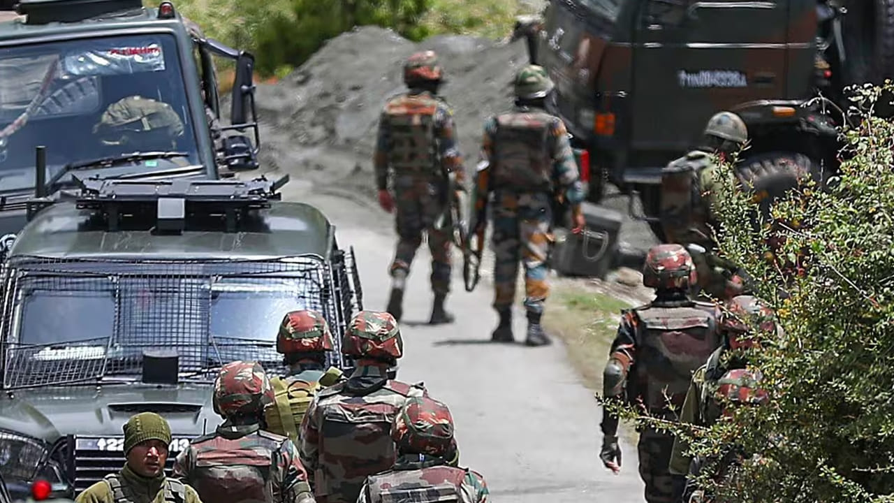 ఫూంచ్లోని సురాన్ కోట్ అనే ప్రాంతం సమీపంలో ఉన్న సింధార, మైదాన గ్రామాల్లో ఉగ్రవాదుల కదలికలను గుర్తించారు. చివరికి నలుగురు ఉగ్రవాదులన్ని మట్టుబెట్టినట్లు సైనిక అధికారులు తెలిపారు. ఆ ఉగ్రవాదుల నుంచి ఏకే-47 గన్లు, ఆయుధాలు అలాగే మందుగుండు సామాగ్రిని స్వాధీనం చేసుకున్నారు. అయితే ఈ ముష్కరులు ఫూంఛ్ అలాగే రాజౌరీ ప్రాంతాల్లోనే దాడులు చేయడానికి వచ్చినట్లుగా సైనికులు పేర్కొన్నారు.