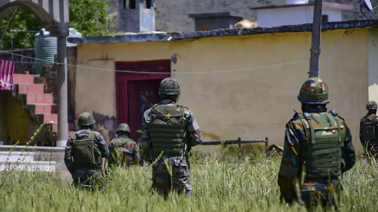 అయితే మృతి చెందిన ముష్కరుల్లో విదేశస్థులు కూడా ఉన్నట్లు సైన్యం వెల్లడించింది. వీళ్లు ఏర్పాటు చేసుకున్న స్థావరంలో గ్రానేడ్లు కూడా ఉన్నట్లు గుర్తించామని తెలిపింది. దీంతో మరింత అప్రమత్తమైన సైన్యం.. కాలాఝూలా అటవీ ప్రాంతంలో గాలింపు మొదలుపెట్టింది. ప్రస్తుతం ఫూంఛ్ ప్రాంతంలో ప్రతిఒక్క వాహనాన్ని సైనికులు తనిఖీలు చేస్తున్నారు.