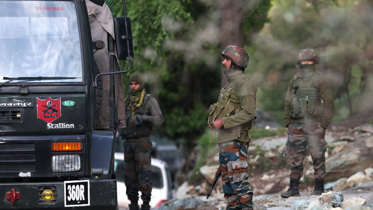 ఏప్రిల్లో కూడా ఫూంఛ్లో ఓ సైనిక వాహనంపై ఉగ్రవాదులు కాల్పులకు పాల్పడ్డారు. ఈ దుర్ఘటనలో 5గురు భారత సైనికులు ప్రాణాలు కోల్పోయారు. జైషే మహమ్మద్, లష్కరే తొయిబా వంటి ఉగ్రవాద సంస్థలు.. క్షేత్రస్థాయి ఉగ్రవాదులతో కలిసి ఈ దాడులకు తెగబడినట్లు సైనికులు భావించారు. ఆ తర్వాత కూడా ఈ ప్రాంతంలో ఉగ్రవాదులు దాడులు చేశారు.