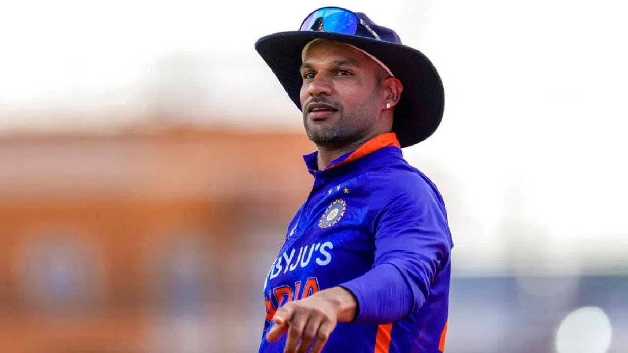 అయితే మరోవైపు శిఖర్ ధావన్ గత 4 ఏళ్లలో 37 వన్డేల్లో 1313 పరుగులు చేసి ఈ జాబితాలో 2వ స్థానంలో ఉన్నాడు. అందువల్ల శిఖర్ ధావన్ వన్డే ప్రపంచకప్‌తో తలపడతాడా అనేది పెద్ద ప్రశ్నగా మారింది.