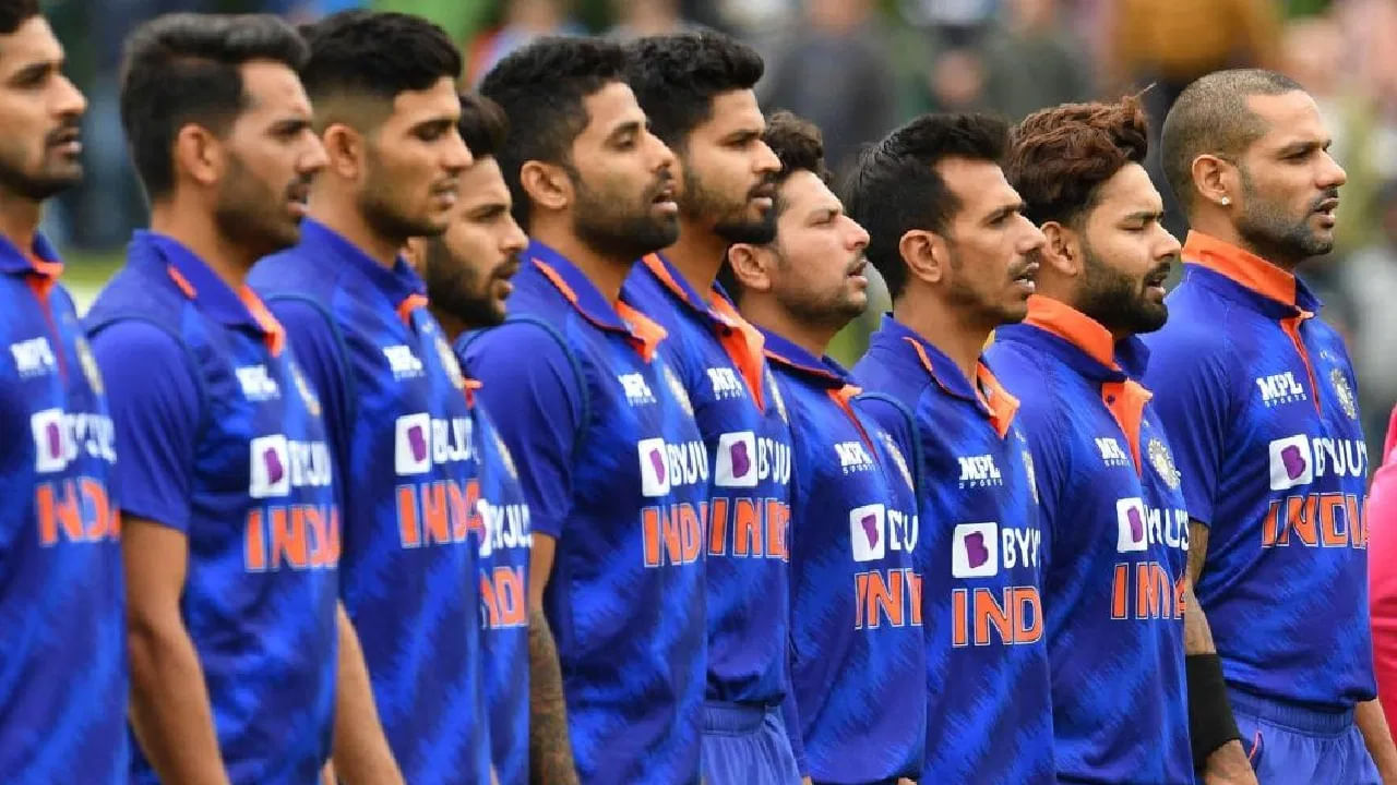 ఇన్ని కారణాల వల్ల 47 మంది ఆటగాళ్లలో కేవలం 15 మంది ఆటగాళ్లను మాత్రమే ఎంపిక చేయడం ఇప్పుడు టీమిండియా సెలక్షన్ కమిటీ ముందు పెను సవాలుగా మారింది. అయితే, ఇప్పటికే టీమిండియా సెలెక్టర్లను శని గ్రహాలుగా పోల్చుతోన్న ఫ్యాన్స్.. ఈసారైనా సరిగ్గా పనిచేస్తారా లేదా అదే దారిలో పయణించి, మరో ఐసీసీ ట్రోఫీని దూరం చేస్తారా అంటూ కామెంట్లు చేస్తున్నారు.