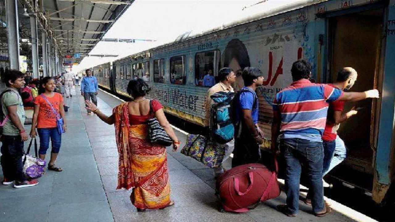 Indian Railways: గంటల కొద్దీ ఆలస్యంగా నడుస్తున్న పలు రైళ్లు.. ప్రయాణికులకు తప్పని తిప్పలు