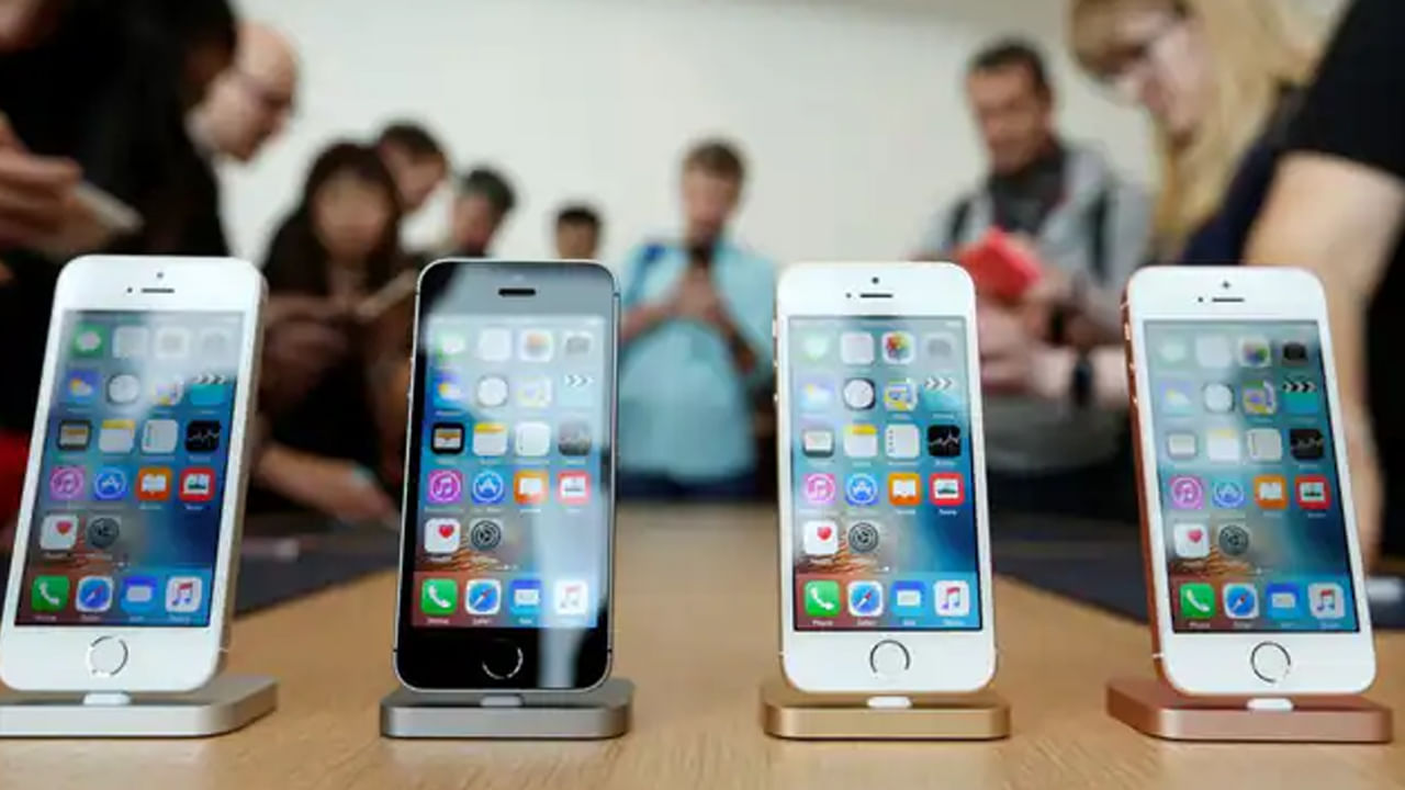 ఎవరైనా యాపిల్ ఫోన్, లాప్‌టాప్ వాడితే అమ్మో యాపిల్ డివైజ్ వాడుతున్నారని గొప్పగా చూస్తారు. ఎందుకంటే యాపిల్ బ్రాండ్‌కు ఉన్న క్రేజ్ అలాంటింది. కొంతమంది యాపిల్ ఫోన్స్, లాప్‌టాప్స్ కొనేందుకు చాలారోజుల డబ్బులు దాచుకొని కొంటే.. మరికొందరు అప్పలు చేసి, ఈఎమ్ఐలతో కూడా ఆ ప్రొడక్ట్స్ కొనేందుకు మొగ్గు చూపుతుంటారు. 