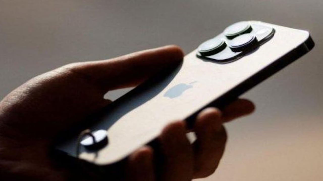 
ఐఫోన్ వాడకాన్ని నిషేధించాలని రష్యా నిర్ణయించింది. అలాగే అక్కడి ప్రభుత్వ అధికారులు, ఉద్యోగులకు ఐఫోన్‌ వినియోగించకూడదని హెచ్చరికలు జారీ చేసింది. అయితే ఇందుకు ప్రధాన కారణం.. యాపిల్ అమెరికాకు చెందిన సంస్థ కావడమే. అంతేకాకుండా అమెరికా కంపెనీలు తమ దేశంలో గూఢచర్యానికి పాల్పడుతున్నాయని రష్యా అధికారులు భావిస్తున్నారు. 