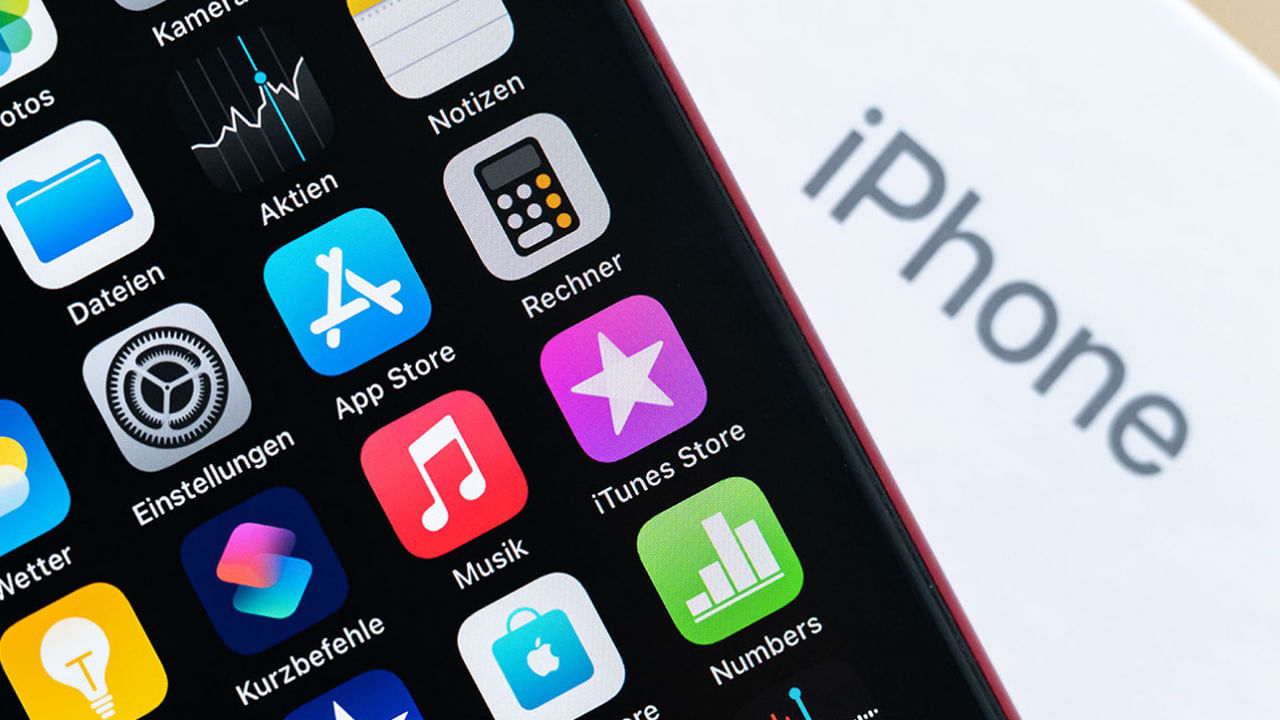 అమెరికా తమ ఉత్పతులను రష్యాకు ఎగుమతి చేసి హ్యాకింగ్‌‌లకు పాల్పడే అవకాశం ఉందని ఈ ఏడాది మార్చిలోనే రష్యా ప్రభుత్వం గుర్తించింది. యాపిల్ ప్రొడక్ట్స్ వాడటం మానేయాలని అప్పుడే అధికారులకు సూచించింది. కానీ ఇప్పుడు ఈ విషయాన్ని చాలా సిరియస్‌గా తీసుకుంది. 