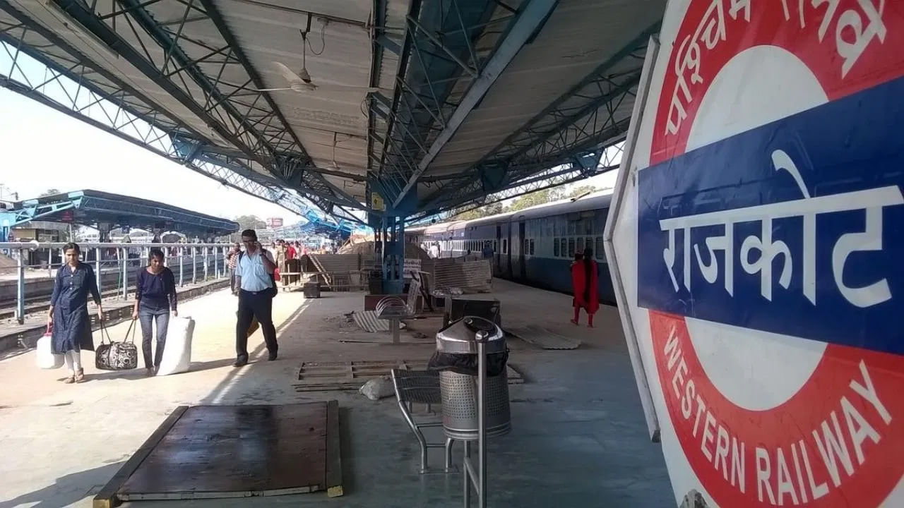 IRCTC Tour Package: ఆధ్యాత్మిక యాత్రలు చేయాలనుకునేవారి కోసం ఐఆర్‌సీటీసీ ఓ ప్రత్యేక టూర్ ప్యాకేజీని తీసుకొచ్చింది. దీని ద్వారా మీరు ఒకేసారి 7 శివక్షేత్రాలను సందర్శించవచ్చు. ముఖ్యంగా శివభక్తులకు ప్రత్యేకమైన ఈ టూర్ జూలై 18 నుంచి ప్రారంభమవుతుంది. 