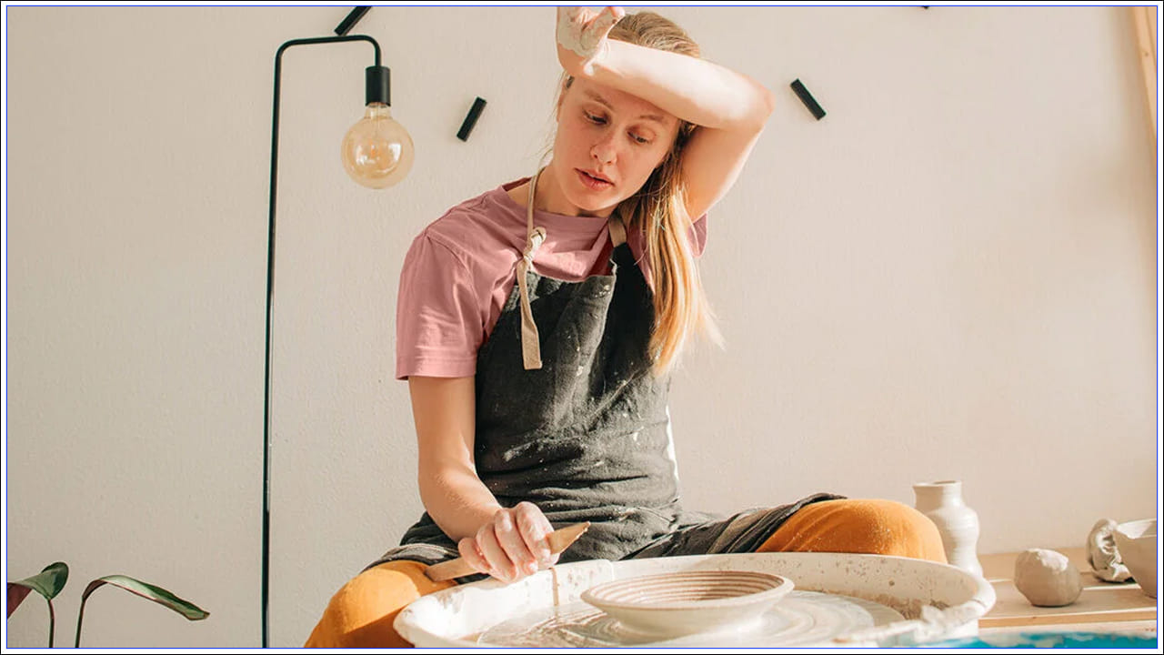 ఈ రోజుల్లో రక్తహితనతో బాధపడేవారి సంఖ్య పెరిగిపోతోంది. ప్రతి ఐదుగురిలో ఇద్దరు మహిళలు రక్తహీనతతో బాధపడుతున్నారని నిపుణులు చెబుతున్నారు. నిపుణులు జరిపిన పరిశోధనల్లో చాలా మంది మహిళల శరీరంలో ఐరన్ తక్కువగా ఉన్నట్లు తేలింది. అంతే కాదు, ప్రతి నలుగురు యువతుల్లో ఒకరికి ఐరన్ లోపం ఏర్పడుతుందని తాజా సర్వే చెబుతోంది. రోజులు గడుస్తున్న కొద్దీ ఈ ఐరన్ లోపం మహిళల్లో సాధారణ సమస్యగా మారుతోంది. అయితే ఈ విషయాన్ని తేలిగ్గా తీసుకోకండి. దీని కారణంగా రక్తహీనతకు దారి తీస్తుంది.