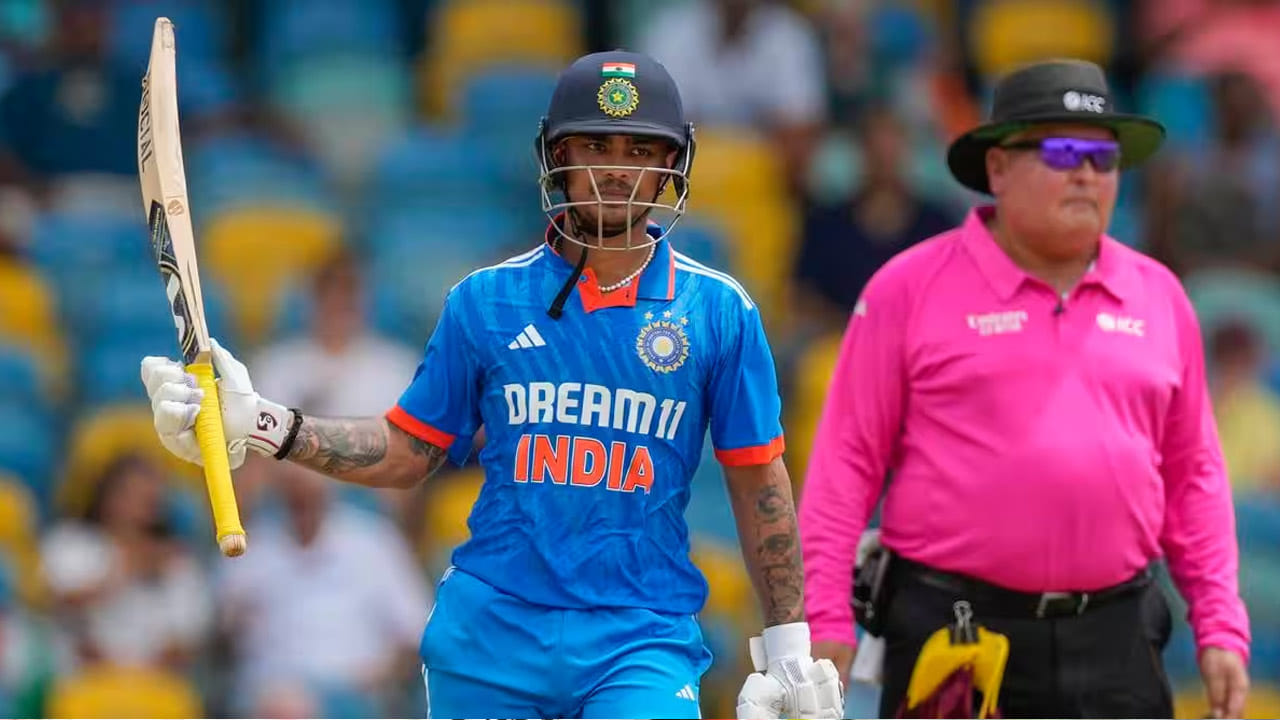 Ishan Kishan Record: కరీబియన్‌ దీవుల్లో ఇషాన్‌ కిషన్‌ అద్భుత ఫామ్‌ కొనసాగుతోంది. టెస్టు సిరీస్ తర్వాత వన్డే సిరీస్‌లోనూ కిషన్ అద్భుతంగా బ్యాటింగ్ చేస్తున్నాడు. తొలి వన్డేలో 52 పరుగులు చేసిన కిషన్.. రెండో మ్యాచ్‌లోనూ హాఫ్ సెంచరీతో 55 పరుగులు చేశాడు.