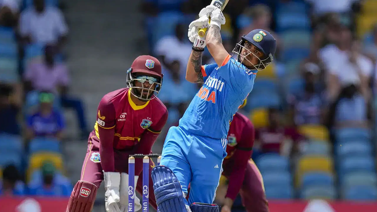 కరేబియన్ గడ్డలో వెస్టిండీస్‌పై రెండు బ్యాక్‌టు బ్యాక్ వన్డే హాఫ్ సెంచరీలు సాధించిన రెండో భారత వికెట్ కీపర్‌గా కిషన్ నిలిచాడు. 2017లో భారత్‌ వెస్టిండీస్‌ పర్యటన సందర్భంగా ధోనీ ఈ ఘనత సాధించాడు.