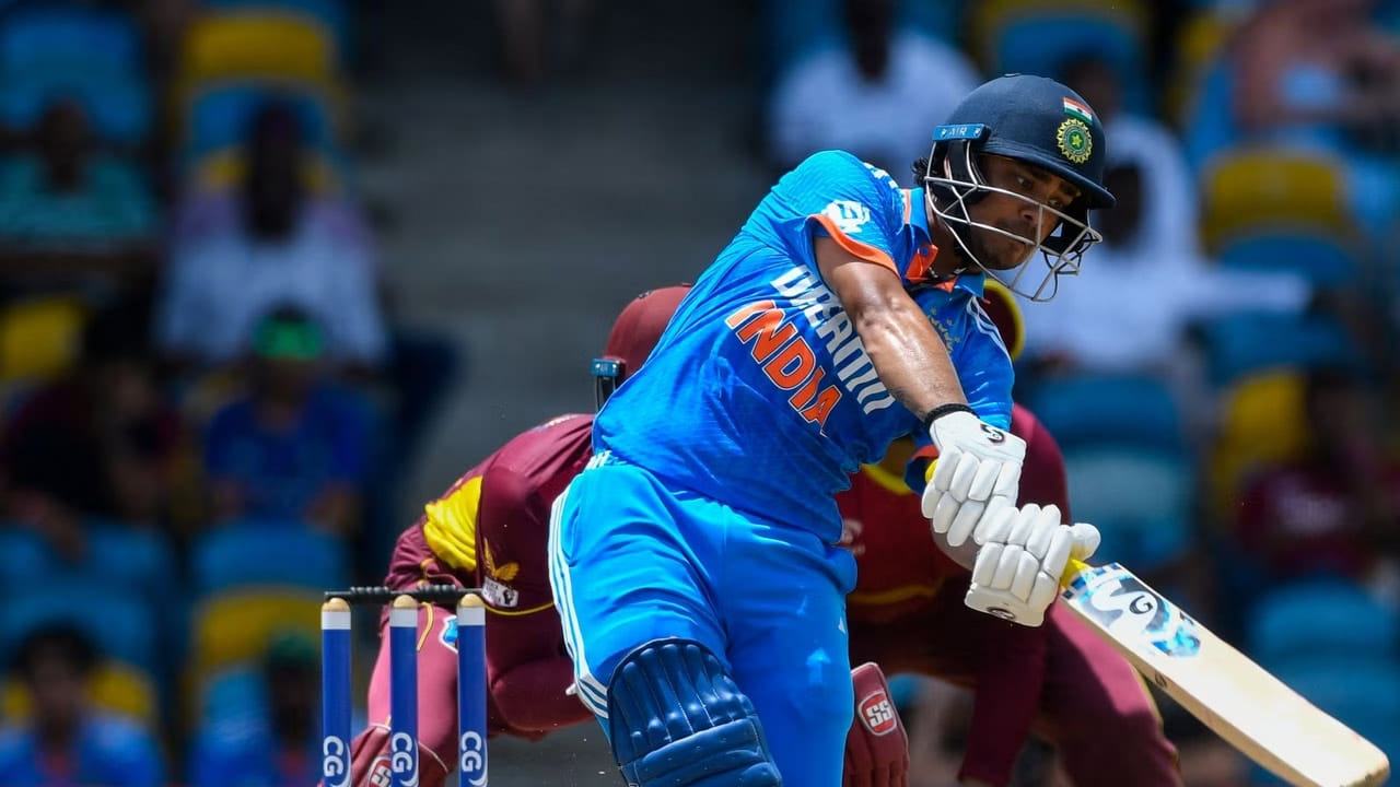 రెండో వన్డేలో భారత్ 181 పరుగులకే ఆలౌట్ అయింది. ఇందులో ఇషాన్ కిషన్ అత్యధిక పరుగులతో టాప్ స్కోరర్‌గా నిలిచాడు. గిల్‌తో కలిసి శుభ్‌మన్ 90 పరుగుల భాగస్వామ్యం నెలకొల్పాడు. కిషన్ బ్యాట్‌లో ఆరు ఫోర్లు, 1 సిక్స్ వచ్చాయి.