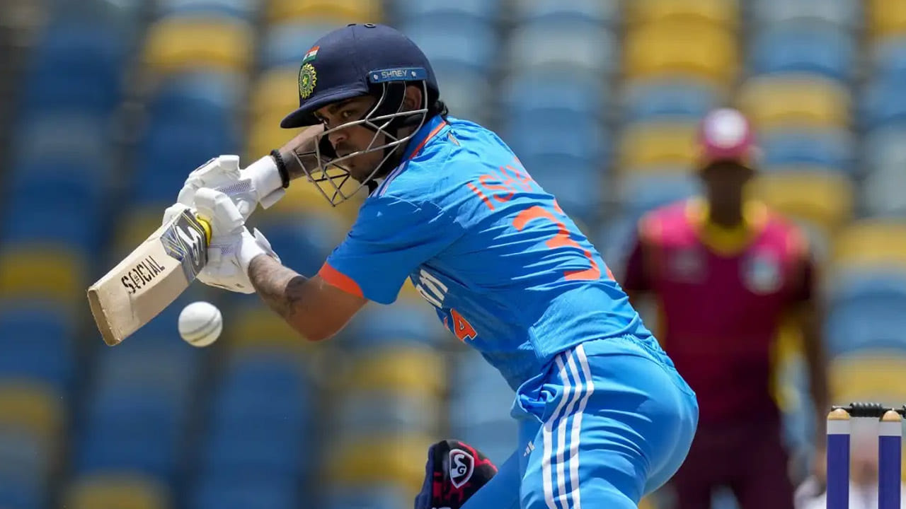 ఆ తర్వాత నార్త్ సౌండ్‌లో జరిగిన మూడో వన్డేలో ధోనీ 79 బంతుల్లో 78 పరుగులు, నాలుగో వన్డేలో 114 బంతుల్లో 54 పరుగులు చేశాడు. ఇప్పుడు అతని రికార్డును కిషన్ సమం చేశాడు.