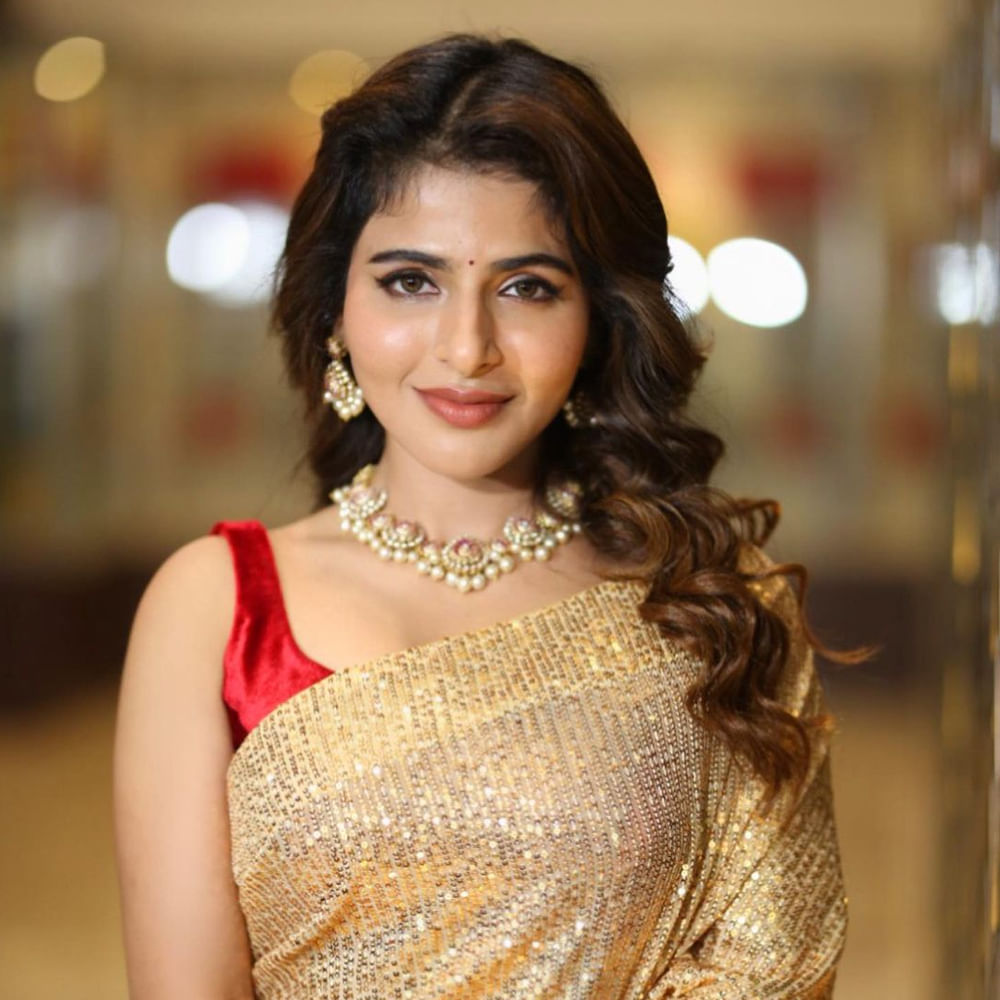 లవ్ ఫెయిల్యూర్ మూవీతో తెలుగు తెరపై మెరిసిన తమిళ బ్యూటీ ఐశ్వర్య మీనన్.. ఇప్పుడు ఫుల్ జోష్ లో ఉంది ఈ ముద్దుగుమ్మ. సోషల్ మీడియా వేదికగా కూడా ఈ సొగసరి  ఫాలోయింగ్ బాగా సంపాదించింది. తన అందం , అభినయంతో అభిమానులను సొంతం చేసుకుంది. లేటెస్ట్ ఫొటోస్ చూస్తే మీరు ఈ వయ్యారి సొగసుకి పడిపోవాల్సిందే..