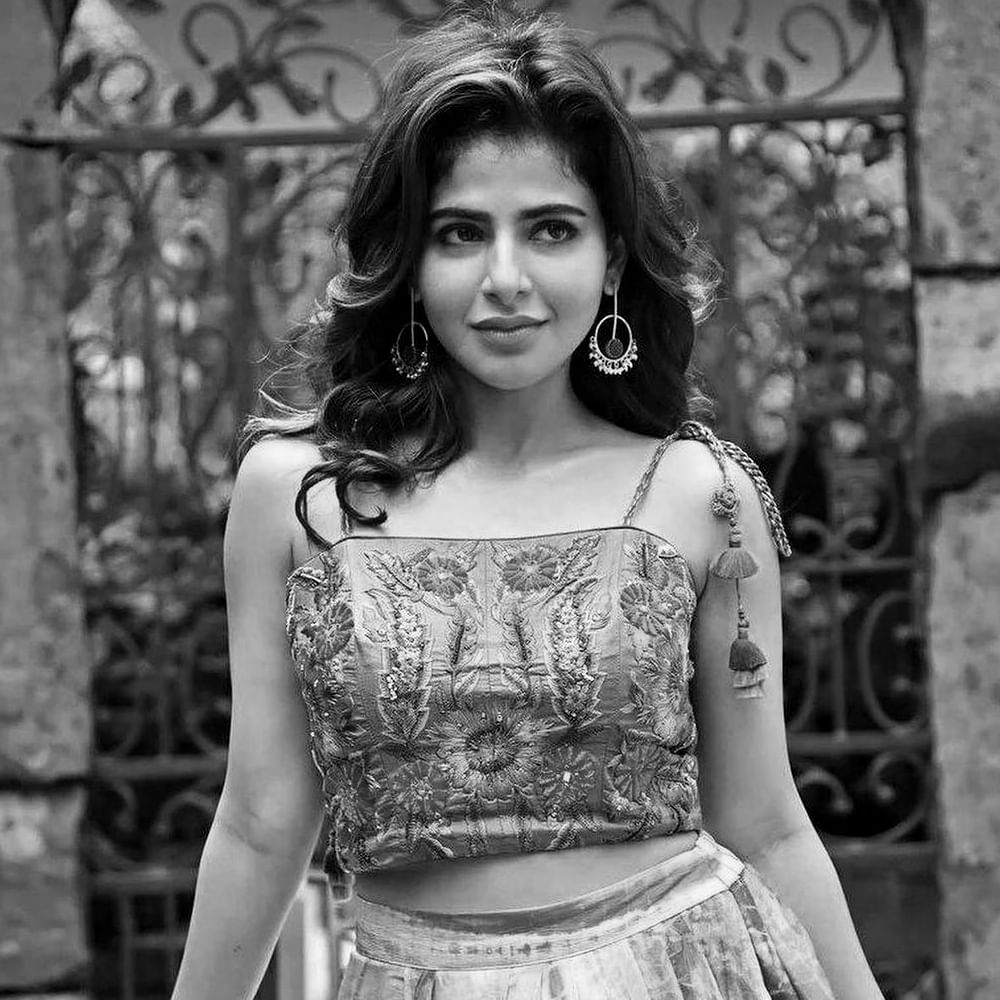 లవ్ ఫెయిల్యూర్ మూవీతో తెలుగు తెరపై మెరిసిన తమిళ బ్యూటీ ఐశ్వర్య మీనన్.. ఇప్పుడు ఫుల్ జోష్ లో ఉంది ఈ ముద్దుగుమ్మ. సోషల్ మీడియా వేదికగా కూడా ఈ సొగసరి  ఫాలోయింగ్ బాగా సంపాదించింది. తన అందం , అభినయంతో అభిమానులను సొంతం చేసుకుంది. లేటెస్ట్ ఫొటోస్ చూస్తే మీరు ఈ వయ్యారి సొగసుకి పడిపోవాల్సిందే..