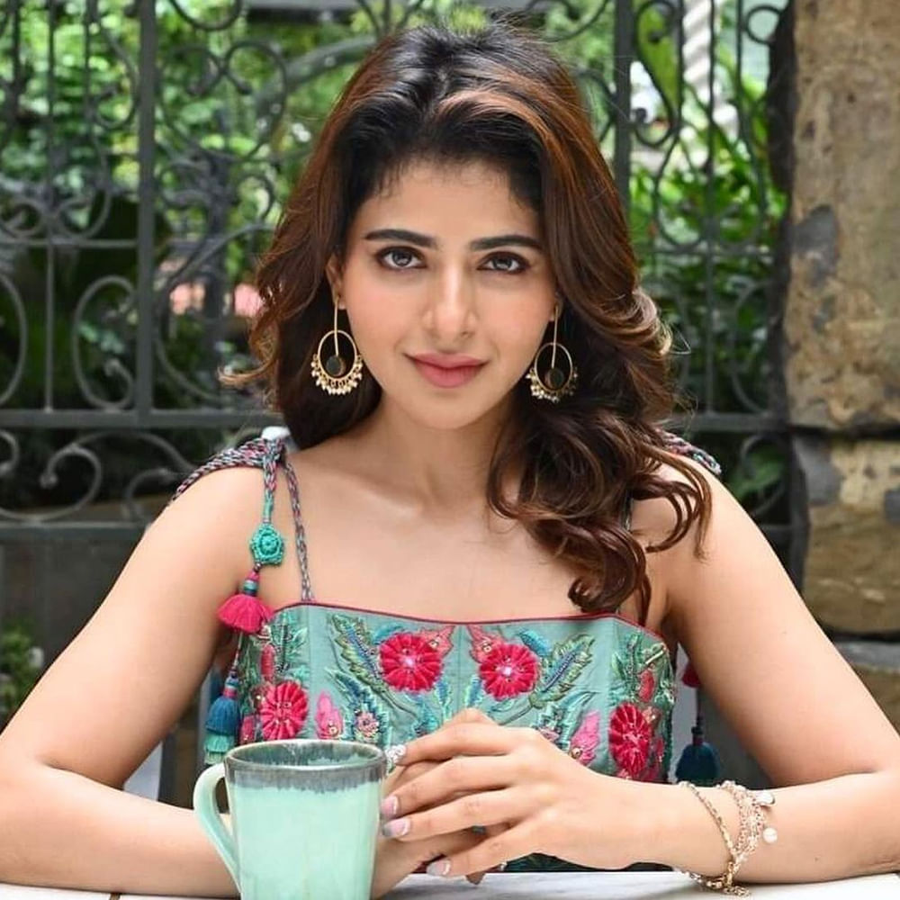 లవ్ ఫెయిల్యూర్ మూవీతో తెలుగు తెరపై మెరిసిన తమిళ బ్యూటీ ఐశ్వర్య మీనన్.. ఇప్పుడు ఫుల్ జోష్ లో ఉంది ఈ ముద్దుగుమ్మ. సోషల్ మీడియా వేదికగా కూడా ఈ సొగసరి  ఫాలోయింగ్ బాగా సంపాదించింది. తన అందం , అభినయంతో అభిమానులను సొంతం చేసుకుంది. లేటెస్ట్ ఫొటోస్ చూస్తే మీరు ఈ వయ్యారి సొగసుకి పడిపోవాల్సిందే..