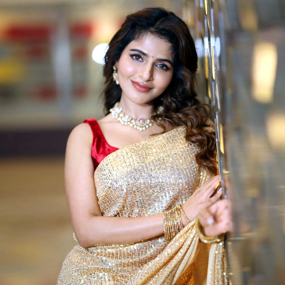 లవ్ ఫెయిల్యూర్ మూవీతో తెలుగు తెరపై మెరిసిన తమిళ బ్యూటీ ఐశ్వర్య మీనన్.. ఇప్పుడు ఫుల్ జోష్ లో ఉంది ఈ ముద్దుగుమ్మ. సోషల్ మీడియా వేదికగా కూడా ఈ సొగసరి  ఫాలోయింగ్ బాగా సంపాదించింది. తన అందం , అభినయంతో అభిమానులను సొంతం చేసుకుంది. లేటెస్ట్ ఫొటోస్ చూస్తే మీరు ఈ వయ్యారి సొగసుకి పడిపోవాల్సిందే..