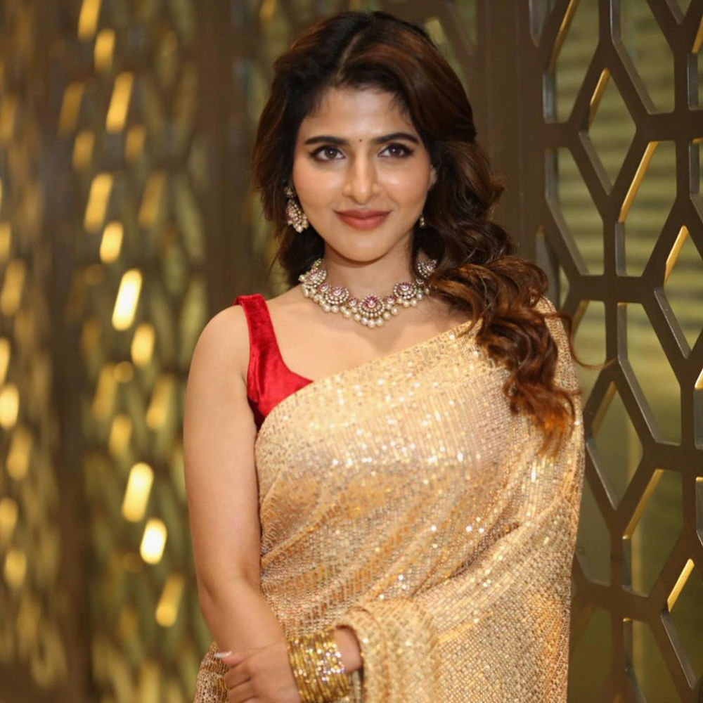 లవ్ ఫెయిల్యూర్ మూవీతో తెలుగు తెరపై మెరిసిన తమిళ బ్యూటీ ఐశ్వర్య మీనన్.. ఇప్పుడు ఫుల్ జోష్ లో ఉంది ఈ ముద్దుగుమ్మ. సోషల్ మీడియా వేదికగా కూడా ఈ సొగసరి  ఫాలోయింగ్ బాగా సంపాదించింది. తన అందం , అభినయంతో అభిమానులను సొంతం చేసుకుంది. లేటెస్ట్ ఫొటోస్ చూస్తే మీరు ఈ వయ్యారి సొగసుకి పడిపోవాల్సిందే..