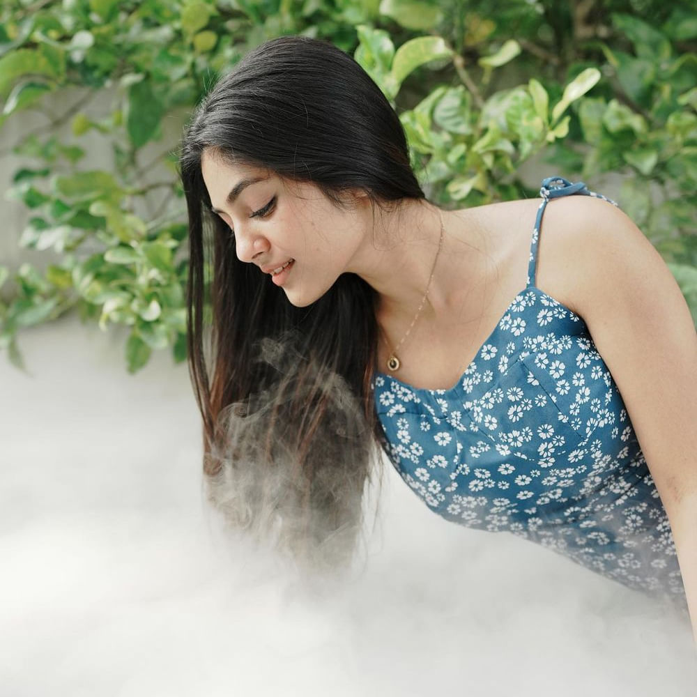 లవ్ టుడే సినిమాలో హీరోయిన్ గా నటించి కుర్రకారును తనవైపు తిప్పుకున్న హీరోయిన్  'ఇవానా'.. ఈ ఒక్క సినిమాతో ఈ వయ్యారి ఫాలోయింగ్ ఎంత పెరిగింది అంటే.. మాటల్లో కష్టమే. తాజాగా ఆ ముద్దుగుమ్మ ఫొటోస్ నెట్టింట తెగ వైరల్ అవుతున్నాయి. ఈ సొగసరి తాజా ఫొటోస్ తో కుర్రకారు వెర్రెక్కి పోతున్నారు. ఈ ఫొటోస్ పై మీరూ ఒక లుక్కేయండి.