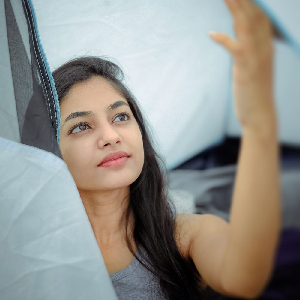 లవ్ టుడే సినిమాలో హీరోయిన్ గా నటించి కుర్రకారును తనవైపు తిప్పుకున్న హీరోయిన్  'ఇవానా'.. ఈ ఒక్క సినిమాతో ఈ వయ్యారి ఫాలోయింగ్ ఎంత పెరిగింది అంటే.. మాటల్లో కష్టమే. తాజాగా ఆ ముద్దుగుమ్మ ఫొటోస్ నెట్టింట తెగ వైరల్ అవుతున్నాయి. ఈ సొగసరి తాజా ఫొటోస్ తో కుర్రకారు వెర్రెక్కి పోతున్నారు. ఈ ఫొటోస్ పై మీరూ ఒక లుక్కేయండి.