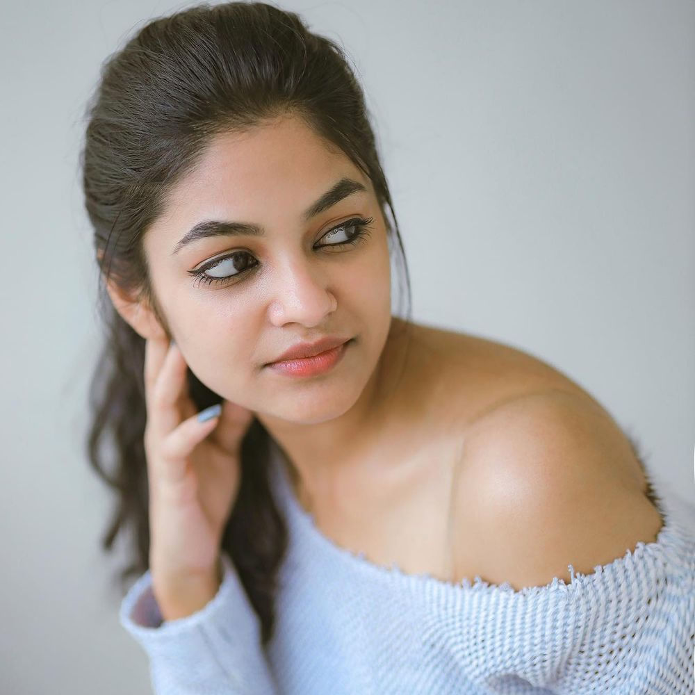 లవ్ టుడే సినిమాలో హీరోయిన్ గా నటించి కుర్రకారును తనవైపు తిప్పుకున్న హీరోయిన్  'ఇవానా'.. ఈ ఒక్క సినిమాతో ఈ వయ్యారి ఫాలోయింగ్ ఎంత పెరిగింది అంటే.. మాటల్లో కష్టమే. తాజాగా ఆ ముద్దుగుమ్మ ఫొటోస్ నెట్టింట తెగ వైరల్ అవుతున్నాయి. ఈ సొగసరి తాజా ఫొటోస్ తో కుర్రకారు వెర్రెక్కి పోతున్నారు. ఈ ఫొటోస్ పై మీరూ ఒక లుక్కేయండి.