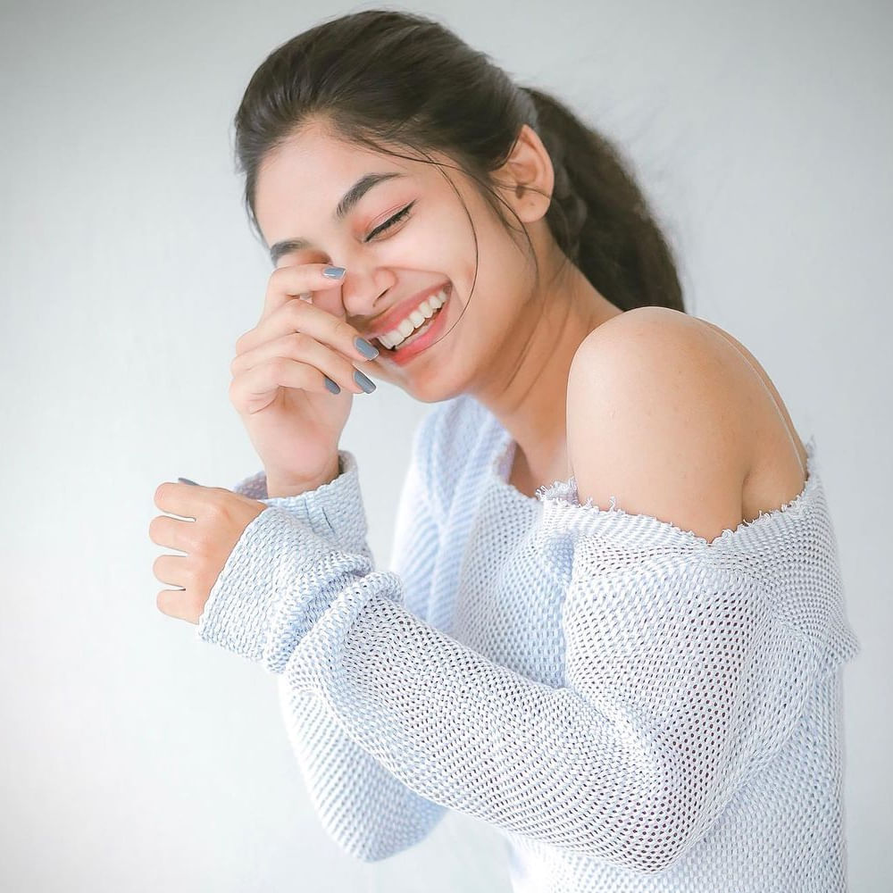 లవ్ టుడే సినిమాలో హీరోయిన్ గా నటించి కుర్రకారును తనవైపు తిప్పుకున్న హీరోయిన్  'ఇవానా'.. ఈ ఒక్క సినిమాతో ఈ వయ్యారి ఫాలోయింగ్ ఎంత పెరిగింది అంటే.. మాటల్లో కష్టమే. తాజాగా ఆ ముద్దుగుమ్మ ఫొటోస్ నెట్టింట తెగ వైరల్ అవుతున్నాయి. ఈ సొగసరి తాజా ఫొటోస్ తో కుర్రకారు వెర్రెక్కి పోతున్నారు. ఈ ఫొటోస్ పై మీరూ ఒక లుక్కేయండి.