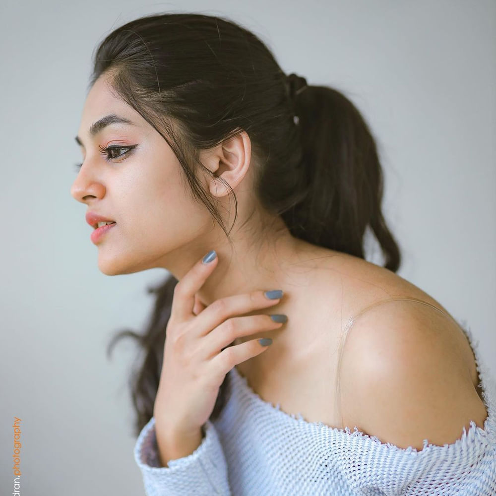 లవ్ టుడే సినిమాలో హీరోయిన్ గా నటించి కుర్రకారును తనవైపు తిప్పుకున్న హీరోయిన్  'ఇవానా'.. ఈ ఒక్క సినిమాతో ఈ వయ్యారి ఫాలోయింగ్ ఎంత పెరిగింది అంటే.. మాటల్లో కష్టమే. తాజాగా ఆ ముద్దుగుమ్మ ఫొటోస్ నెట్టింట తెగ వైరల్ అవుతున్నాయి. ఈ సొగసరి తాజా ఫొటోస్ తో కుర్రకారు వెర్రెక్కి పోతున్నారు. ఈ ఫొటోస్ పై మీరూ ఒక లుక్కేయండి.