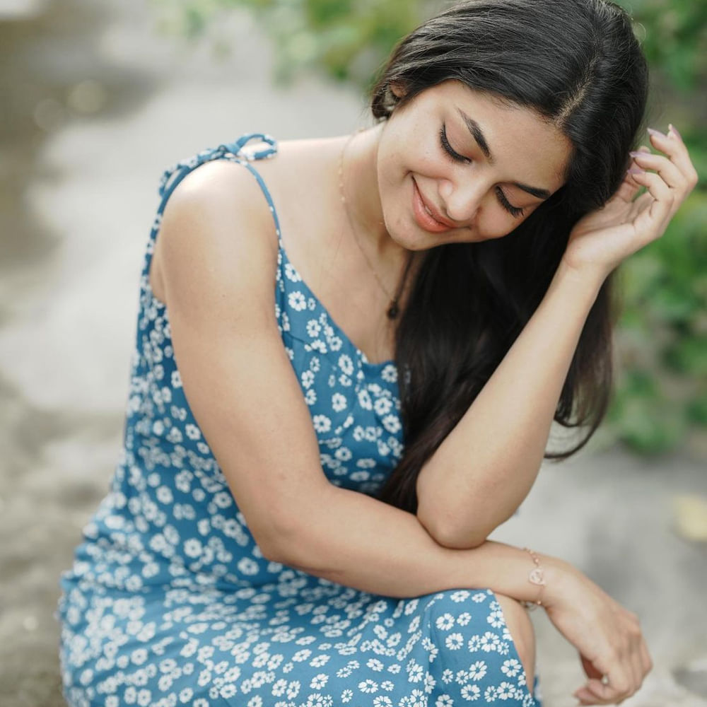 లవ్ టుడే సినిమాలో హీరోయిన్ గా నటించి కుర్రకారును తనవైపు తిప్పుకున్న హీరోయిన్  'ఇవానా'.. ఈ ఒక్క సినిమాతో ఈ వయ్యారి ఫాలోయింగ్ ఎంత పెరిగింది అంటే.. మాటల్లో కష్టమే. తాజాగా ఆ ముద్దుగుమ్మ ఫొటోస్ నెట్టింట తెగ వైరల్ అవుతున్నాయి. ఈ సొగసరి తాజా ఫొటోస్ తో కుర్రకారు వెర్రెక్కి పోతున్నారు. ఈ ఫొటోస్ పై మీరూ ఒక లుక్కేయండి.