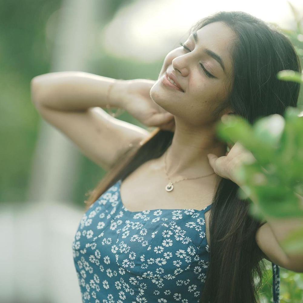 లవ్ టుడే సినిమాలో హీరోయిన్ గా నటించి కుర్రకారును తనవైపు తిప్పుకున్న హీరోయిన్  'ఇవానా'.. ఈ ఒక్క సినిమాతో ఈ వయ్యారి ఫాలోయింగ్ ఎంత పెరిగింది అంటే.. మాటల్లో కష్టమే. తాజాగా ఆ ముద్దుగుమ్మ ఫొటోస్ నెట్టింట తెగ వైరల్ అవుతున్నాయి. ఈ సొగసరి తాజా ఫొటోస్ తో కుర్రకారు వెర్రెక్కి పోతున్నారు. ఈ ఫొటోస్ పై మీరూ ఒక లుక్కేయండి.