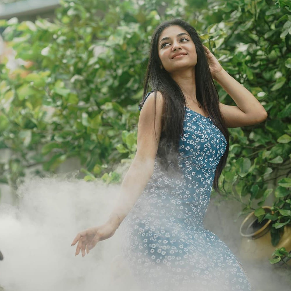 లవ్ టుడే సినిమాలో హీరోయిన్ గా నటించి కుర్రకారును తనవైపు తిప్పుకున్న హీరోయిన్  'ఇవానా'.. ఈ ఒక్క సినిమాతో ఈ వయ్యారి ఫాలోయింగ్ ఎంత పెరిగింది అంటే.. మాటల్లో కష్టమే. తాజాగా ఆ ముద్దుగుమ్మ ఫొటోస్ నెట్టింట తెగ వైరల్ అవుతున్నాయి. ఈ సొగసరి తాజా ఫొటోస్ తో కుర్రకారు వెర్రెక్కి పోతున్నారు. ఈ ఫొటోస్ పై మీరూ ఒక లుక్కేయండి.