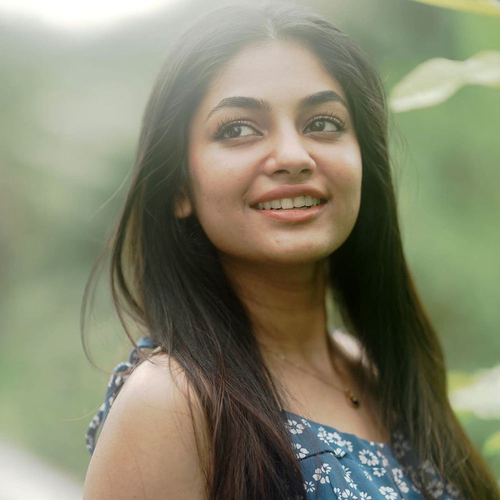 లవ్ టుడే సినిమాలో హీరోయిన్ గా నటించి కుర్రకారును తనవైపు తిప్పుకున్న హీరోయిన్  'ఇవానా'.. ఈ ఒక్క సినిమాతో ఈ వయ్యారి ఫాలోయింగ్ ఎంత పెరిగింది అంటే.. మాటల్లో కష్టమే. తాజాగా ఆ ముద్దుగుమ్మ ఫొటోస్ నెట్టింట తెగ వైరల్ అవుతున్నాయి. ఈ సొగసరి తాజా ఫొటోస్ తో కుర్రకారు వెర్రెక్కి పోతున్నారు. ఈ ఫొటోస్ పై మీరూ ఒక లుక్కేయండి.