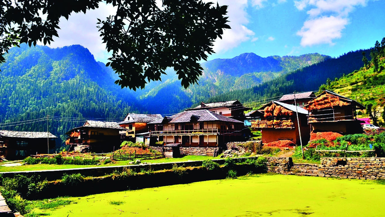 ఇక్కడ పచ్చదనంతో పాటు కృత్రిమ నిర్మాణం ఎవరినైనా ఆకర్షిస్తుంది. ఇది చాలా నిశ్శబ్ద ప్రాంతం, దీని కారణంగా చిన్న కదలిక కూడా ప్రజల దృష్టిని ఆకర్షిస్తుంది. ఇది ఒక అందమైన చిత్రాన్ని అందించే ఈ లక్షణం.