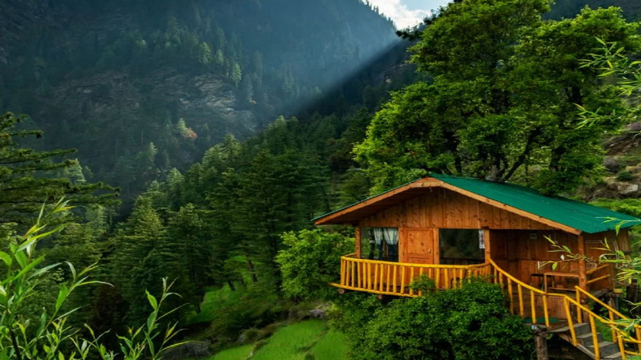 భారతదేశంలోని హిమాచల్ ప్రదేశ్లో ఉన్న జిభిలో అందమైన దృశ్యాలు ఉన్నాయి, ఇక్కడ ప్రజలు నడక కోసం వెళతారు. ఇది చాలా అందమైన ప్రదేశం, ప్రజలు దీనిని మినీ థాయ్లాండ్ అని పిలుస్తారు. ఇక్కడ పచ్చని లోయలు, పర్వతాలు, పచ్చదనం ఒడిలో నెలకొని ఉన్న అందమైన నగరం ఏ పర్యాటకులకైనా ప్రశాంతమైన ప్రదేశం.