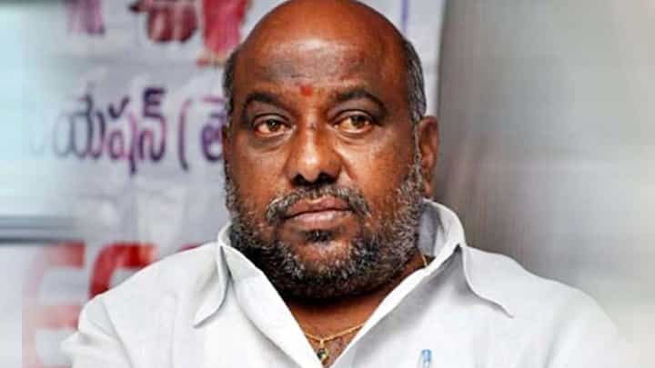 Jogu Ramanna: తల్వార్తో కేక్ కటింగ్ చేసిన ఎమ్మెల్యే జోగు రామన్న.. సంబురాల్లో పాల్గొన్న అభిమానులు Jogu Ramanna: తల్వార్తో కేక్ కటింగ్ చేసిన ఎమ్మెల్యే జోగు రామన్న.. సంబురాల్లో పాల్గొన్న అభిమానులు