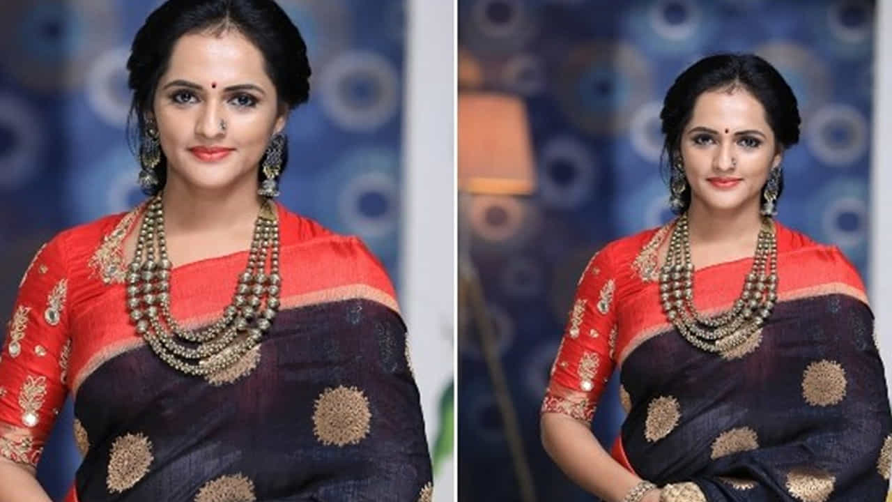 నటి జ్యోతిరాయ్ ఓ యువ దర్శకుడితో రిలేషన్షిప్లో ఉందనేది ఆ వార్తల సారాంశం. వీరిద్దరూ క్లోజ్గా ఉన్న ఫొటోలు సైతం నటి తన ఇన్స్టా ఖాతాలో షేర్ చేసింది. ఆ ఫోటోలు చూస్తే వీరి బంధం నిజమేనని నెటజన్లు కన్ఫాం చేస్తున్నారు. ఈ పోస్టుకు సీరియల్ నటి సుజాత పెట్టిన కామెంట్ వీళ్లు రిలేషన్లో ఉన్నట్లు తేల్చేసింది. 'లవ్ లవ్ అండ్ లవ్ యూ బోత్.. కీప్ రాకింగ్ ఆల్వేస్' అంటూ సుజాత కామెంట్ పెట్టగా.. ‘థాంక్యూ డియర్’ అంటూ జ్యోతిరాయ్ కూడా బదులిచ్చింది.