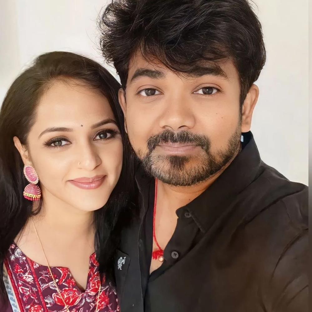 కొద్ది రోజులుగా జగతి వ్యక్తిగత జీవితం గురించి అనేక విషయాలు సోషల్ మీడియాలో చక్కర్లు కొడుతున్నాయి. అందుకు కారణం యువ దర్శకుడు 	సుకు పుర్వాజ్ తో ఆమె సన్నిహితంగా ఉన్న ఫోటోస్ షేర్ చేయడమే. 