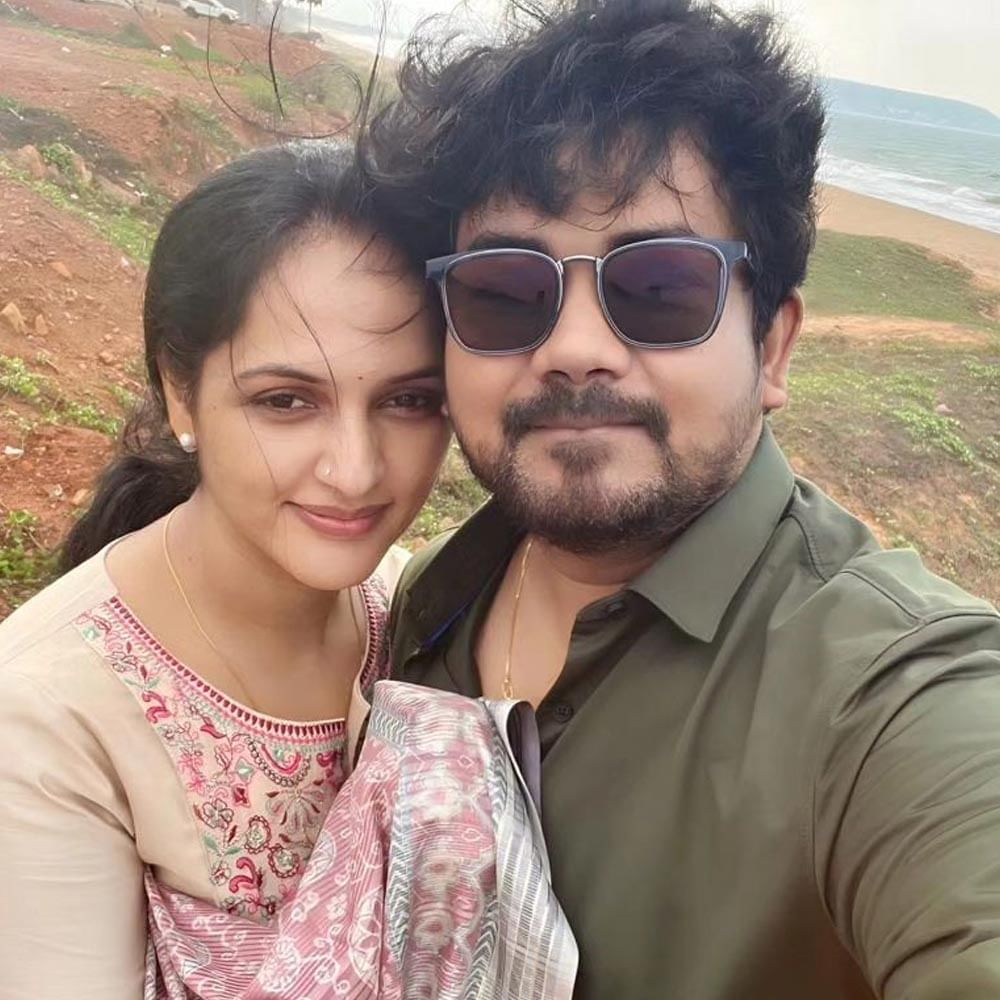 మాటరాని మౌనమిది, శుక్ర సినిమాలను తెరకెక్కించిన డైరెక్టర్ సుకు పుర్వాజ్ తో ప్రేమలో ఉందంటూ కొద్ది రోజులుగా వార్తలు వినిపిస్తున్నాయి. అయితే వీటిపై ఇప్పటివరకు జగతి స్పందించలేదు. 