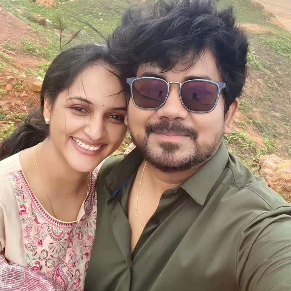 తాజాగా ఆమె ట్విట్టర్ ఖాతాలో ఒపెన్ చేసింది. ఆ ఖాతాకు తన పేరుతోపాటు డైరెక్టర్ పేరు జత చేసింది. జ్యోతి పుర్వాజ్ అనే పేరుతో ట్విట్టర్ అకౌంట్ ఓపెన్ చేసింది..