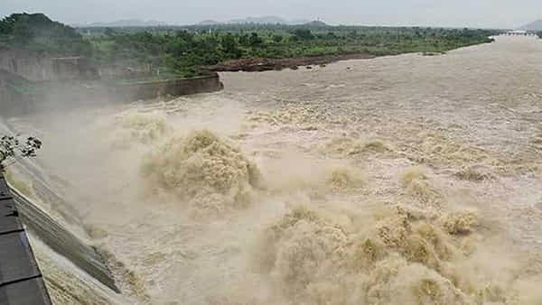 Telangana: మళ్లీ డేంజర్ జోన్లో కడెం ప్రాజెక్ట్.. తెరుచుకోని గేట్లు.. భయాందోళనలో జనాలు..