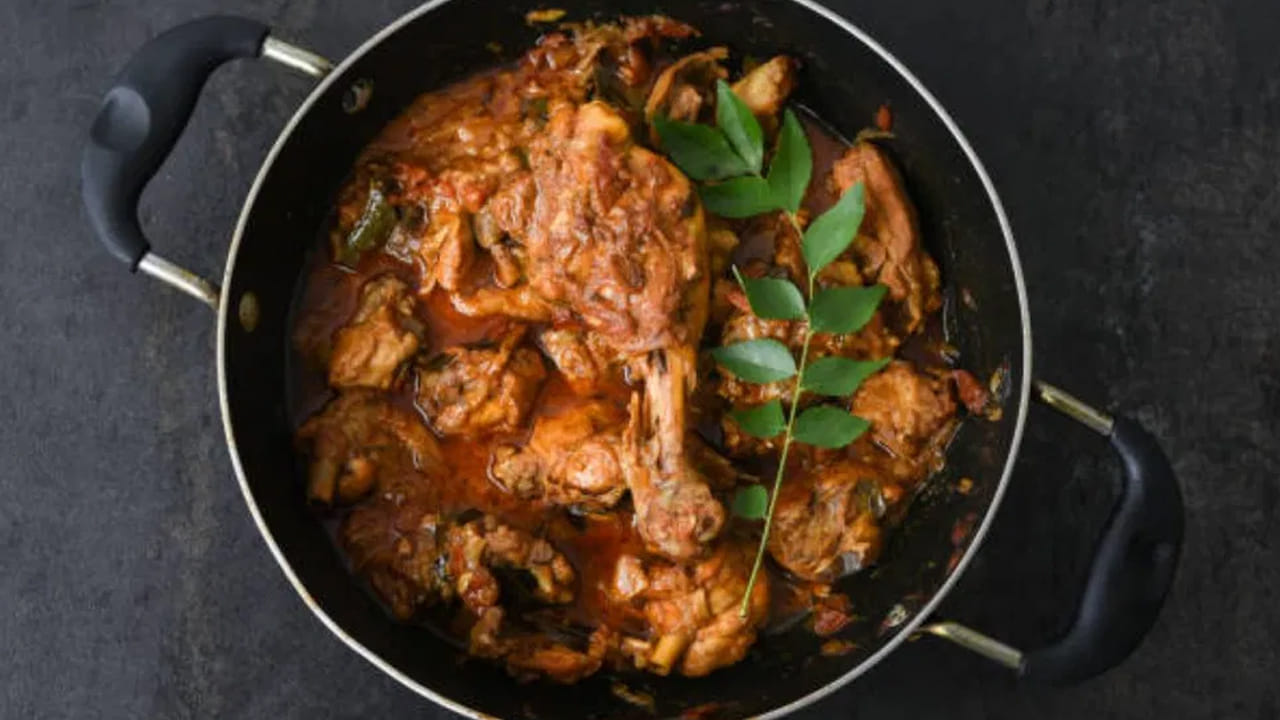 బాగా వేగిన తర్వాత అందులో ఉల్లిపాయ ముక్కలు, అల్లంవెల్లుల్లి ముద్ద, ఉప్పు వేసి, పసుపు-కారం-చిన్న జీలకర్ర వేసి వేయించాలి.