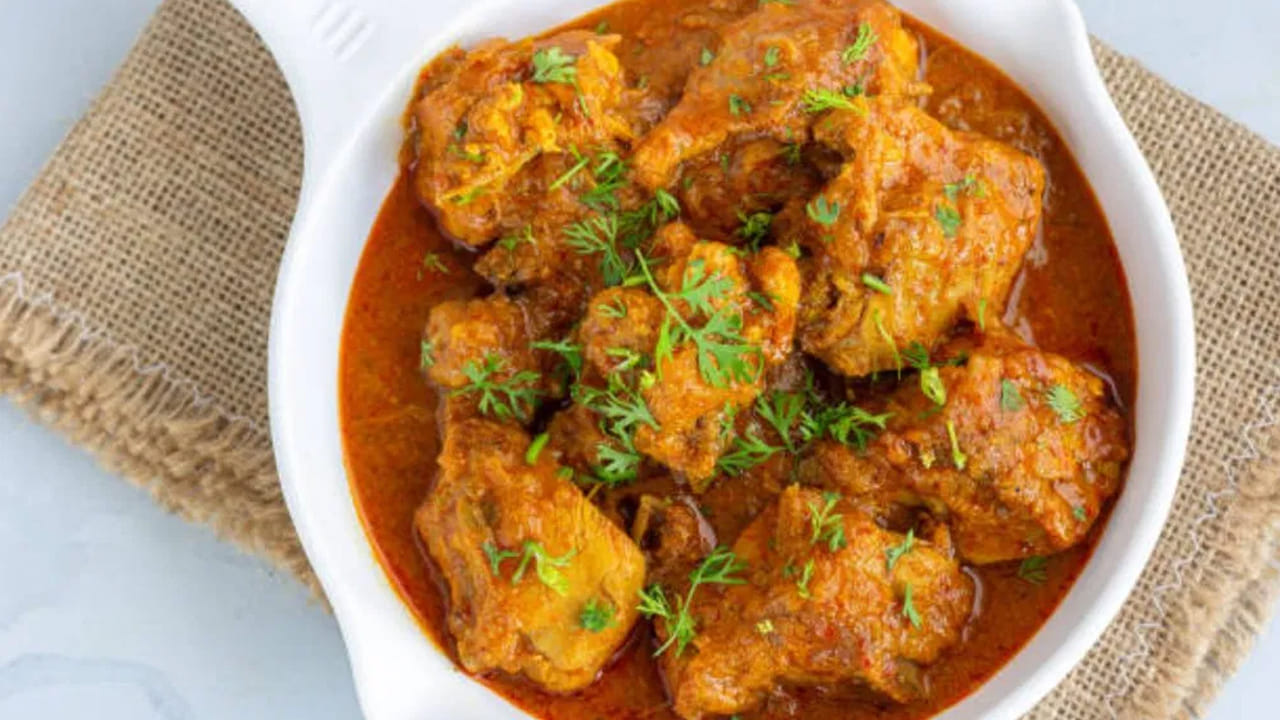 దానికి 2 పెద్ద చెంచాలా పెరుగును అందులో కలపండి. చివరగా, అల్లం పిండిని కలపండి.