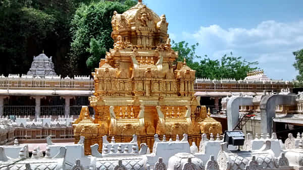 Vijayawada: ఈవో వర్సెస్ ఛైర్మన్.. దుర్గమ్మ గుడిలో మరోసారి బయటపడ్డ విభేదాలు.. అంతర్గత బదిలీల విషయంలో..